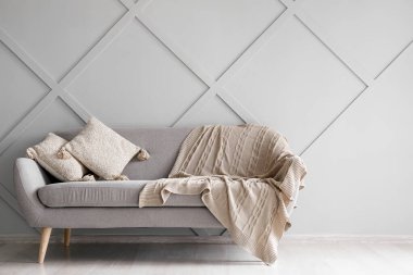 Gri duvarın yanındaki şık kanepe
