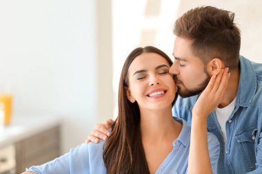 Mutfakta mutlu genç bir çift