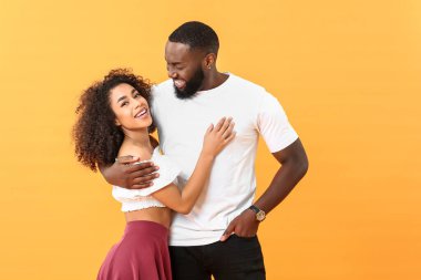 Renkli arka planda mutlu bir Afro-Amerikalı çiftin portresi