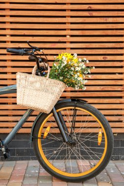 Şehir caddesinde çanta ve çiçek demeti olan modern bir bisiklet.