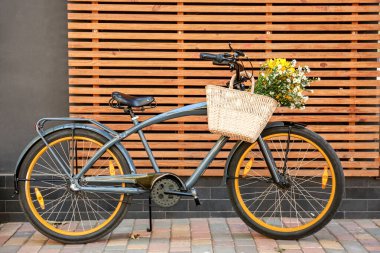 Şehir caddesinde çanta ve çiçek demeti olan modern bir bisiklet.