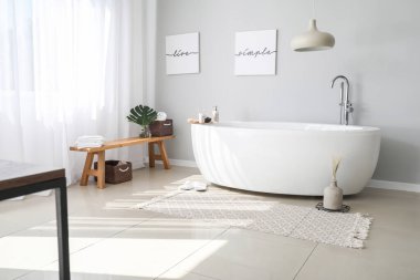 Modern banyonun iç mimarisi.