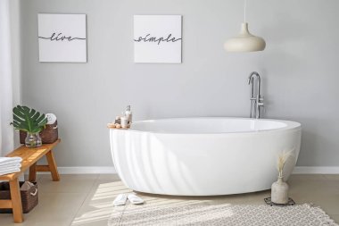 Modern banyonun iç mimarisi.