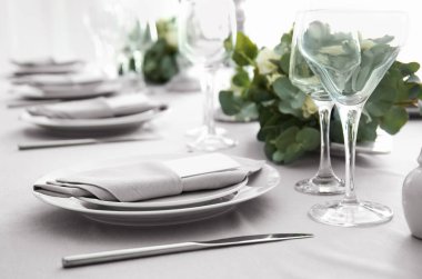 Çiçek desenli güzel bir masa.