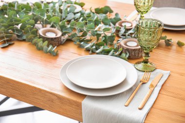 Çiçek desenli güzel bir masa.