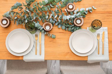 Çiçek desenli güzel bir masa.