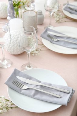 Çiçek desenli güzel bir masa.