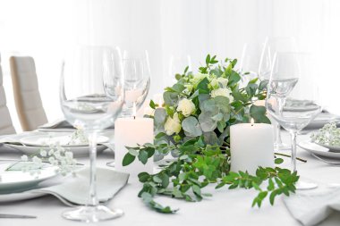 Çiçek desenli güzel bir masa.