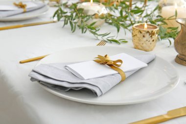 Çiçek desenli güzel bir masa.