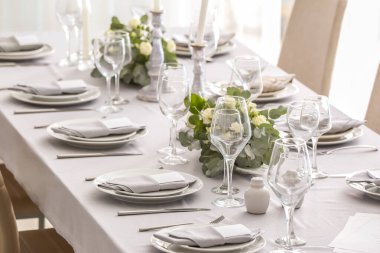 Çiçek desenli güzel bir masa.