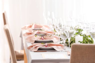 Çiçek desenli güzel bir masa.