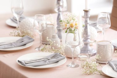 Çiçek desenli güzel bir masa.