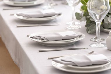 Çiçek desenli güzel bir masa.