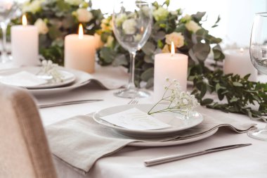 Çiçek desenli güzel bir masa.