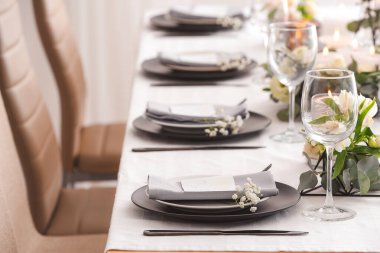 Çiçek desenli güzel bir masa.