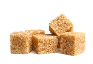 beyaz zemin üzerinde kesme kahverengi şeker