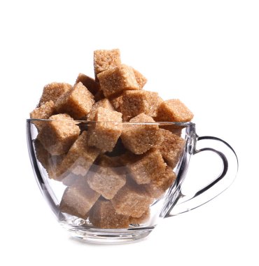 Beyaz arkaplanda kahverengi şeker küpleri olan fincan