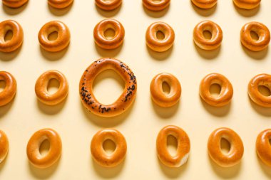 Hafif arka planda küçük olanlar arasında büyük çatırtı. Eşsizlik kavramı