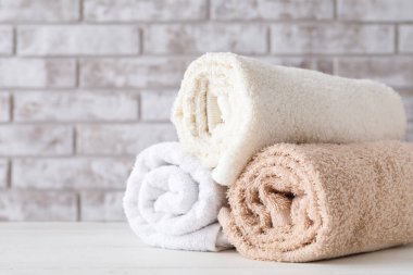 Masada yumuşak temiz havlular var.