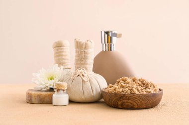 Hafif arka planda bitkisel poşetlerle kozmetik ürünleri