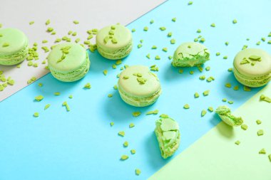 Lezzetli macarons renk arka plan üzerinde
