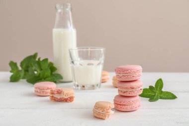 Beyaz masada sütlü, lezzetli kurabiyeler.