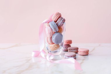 Lezzetli kurabiyelerle dolu bir bardak.