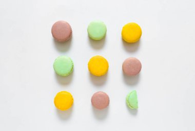 Beyaz zemin üzerine lezzetli macarons
