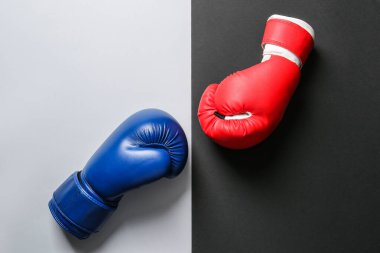 Siyah beyaz arka planda boks eldivenleri