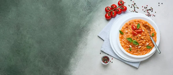 Bord met lekkere risotto op lichte achtergrond met ruimte voor tekst — Stockfoto