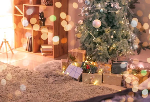 Vackra julklappar under granen i rummet — Stockfoto