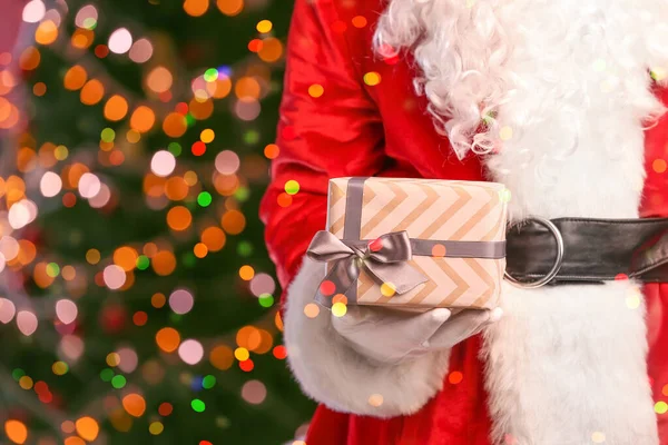 Santa Claus with Christmas gift on blurred background — Stockfoto