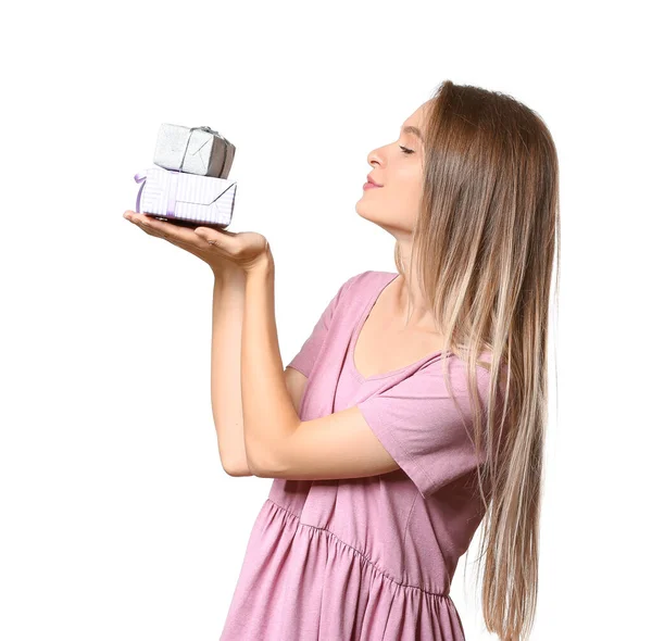 Mulher bonita com caixas de presente no fundo branco — Fotografia de Stock