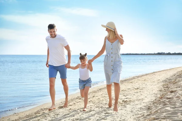 Familia feliz corriendo en la playa del mar —  Fotos de Stock