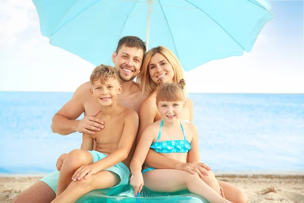 海边幸福家庭的肖像 — 图库照片