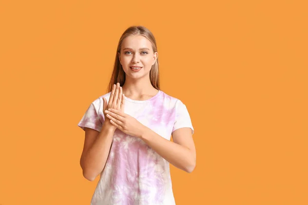 Mladý hluchý němý žena pomocí znakové řeči na barevném pozadí — Stock fotografie