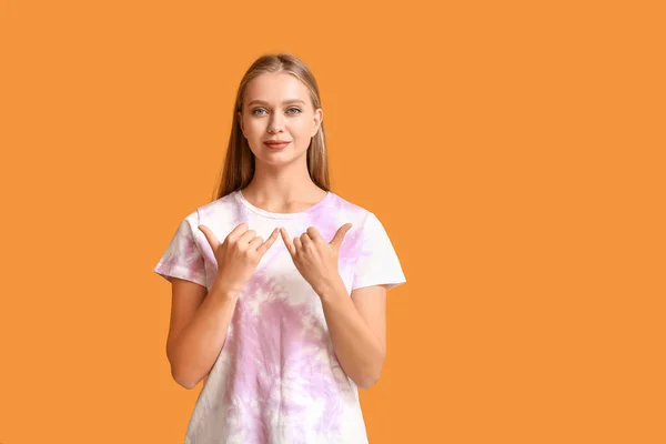 Ung döv stum kvinna med teckenspråk på färg bakgrund — Stockfoto
