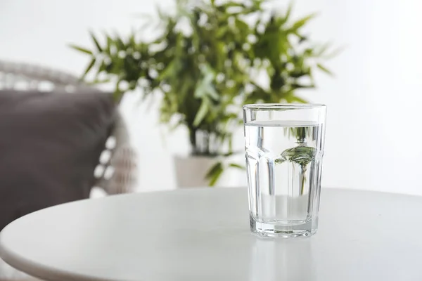 खोलीत टेबलवर ताजे पाणी ग्लास — स्टॉक फोटो, इमेज
