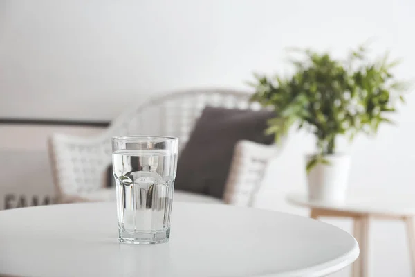 Склянка прісної води на столі в кімнаті — стокове фото