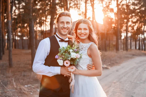 Ευτυχισμένο ζευγάρι γιορτάζει το γάμο τους έξω — Φωτογραφία Αρχείου