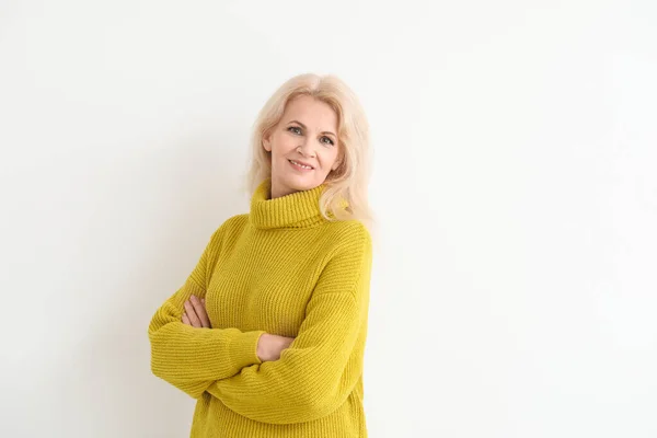 Retrato de hermosa mujer madura sobre fondo blanco — Foto de Stock