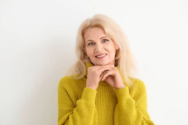 Retrato de bela mulher madura no fundo branco — Fotografia de Stock