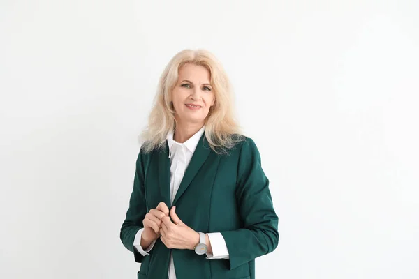 Elegante mujer de negocios madura sobre fondo blanco — Foto de Stock