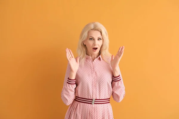 Retrato de hermosa mujer madura sorprendida sobre fondo de color — Foto de Stock