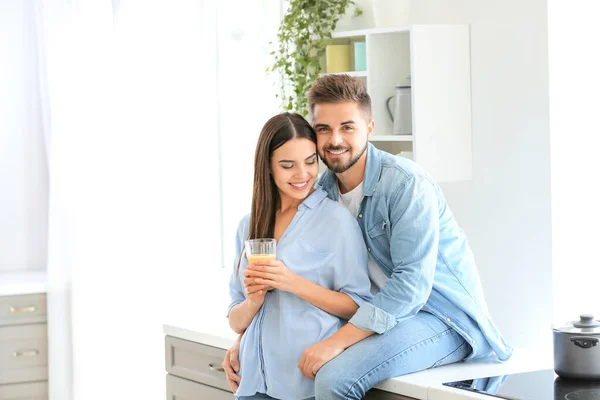 Feliz joven pareja en la cocina en casa — Foto de Stock