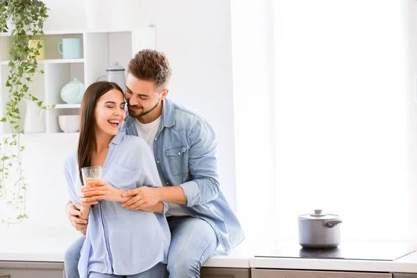 Feliz joven pareja en la cocina en casa — Foto de Stock