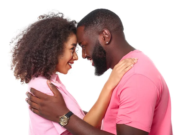 Πορτρέτο του ευτυχισμένου Αφροαμερικανού ζευγαριού σε λευκό φόντο — Φωτογραφία Αρχείου