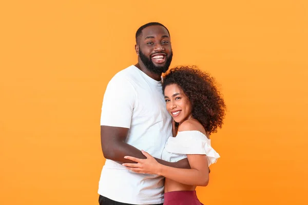 Portret van gelukkig Afro-Amerikaans paar op kleur achtergrond — Stockfoto