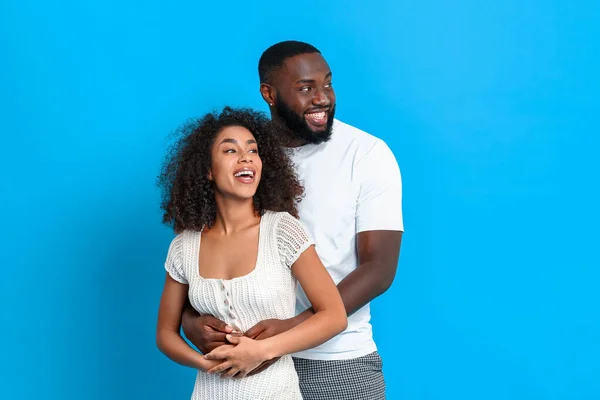 Портрет счастливой афро-американской пары на цветном фоне — стоковое фото