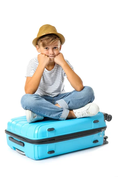 Carino bambino con valigia su sfondo bianco — Foto Stock